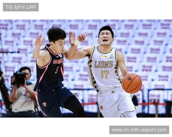 广东宏远防守轮转慢,漏出底角空位 广东宏远防守轮转慢,漏出底角空位